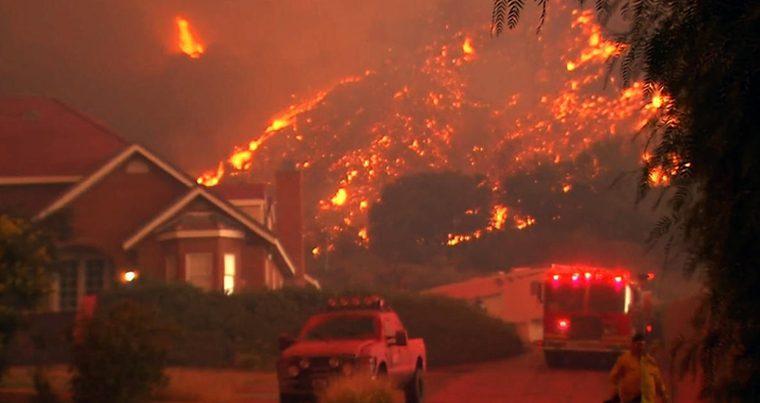 Калифорния охвачена огнем: лесные пожары дошли до городов — Видео