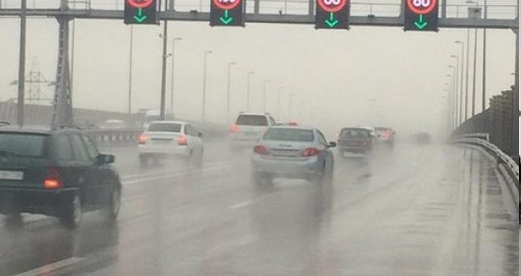 В связи с дождливой погодой в Баку снижена скорость движения автомобилей