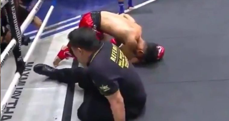 Тайский боксер нокаутировал судью и соперника — ВИДЕО