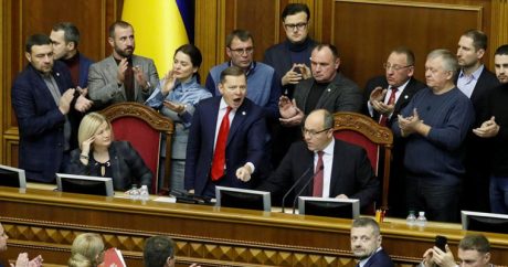 Верховная Рада одобрила введение военного положения в Украине