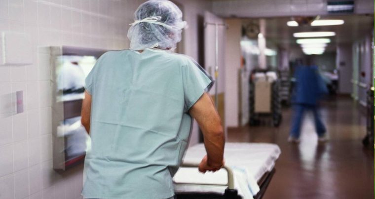 В Гяндже известный хирург скончался в больнице