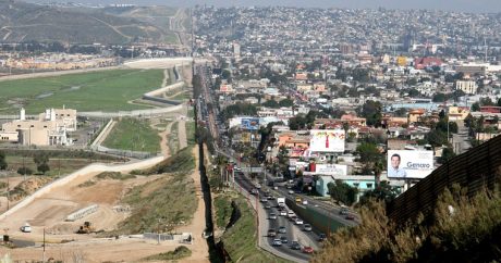 США приостановили прорыв мигрантов на границе с Мексикой