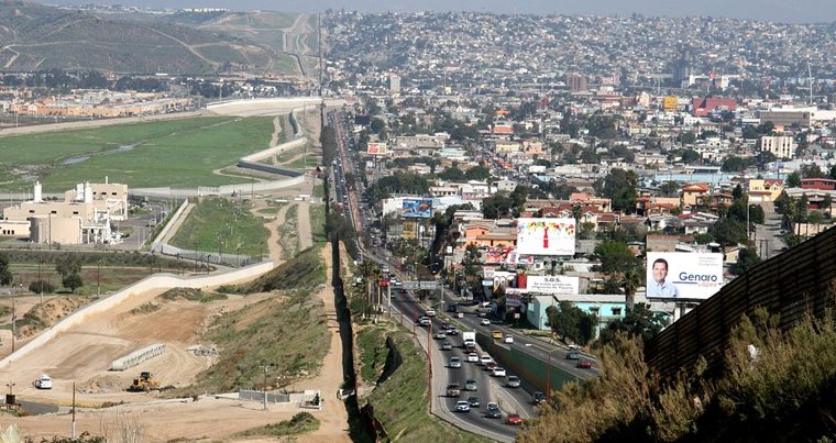 США приостановили прорыв мигрантов на границе с Мексикой