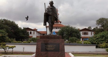 В Гане обвинили Ганди в расизме и снесли его памятник