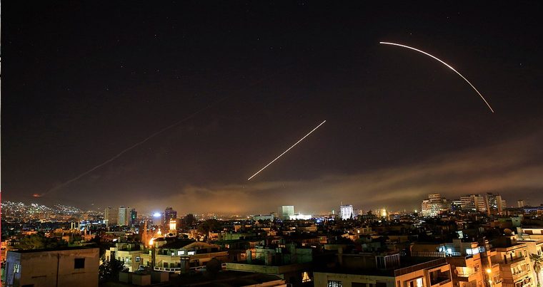 Сирийские ПВО сбили восемь ракет при отражении атаки на пригороды Дамаска — Видео