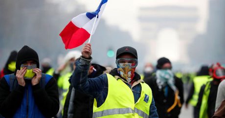 В Париже полиция применила газ против протестующих