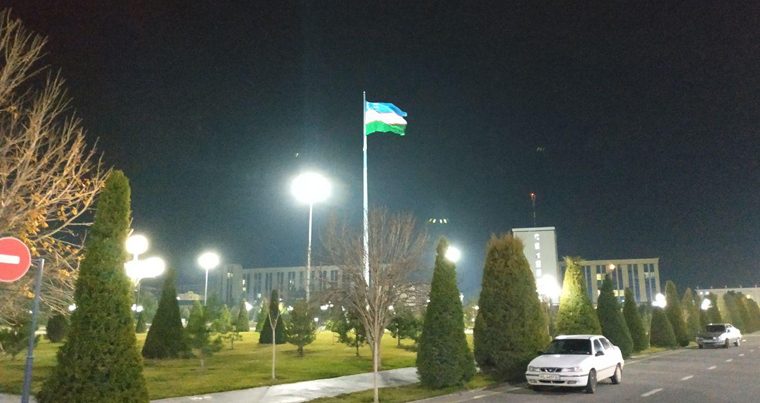 В Самарканде на площади Куксарой установлен 60-метровый флагшток