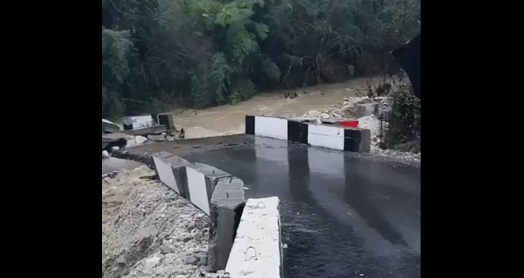 В Сочи из-за дождей снова обрушился мост — Видео