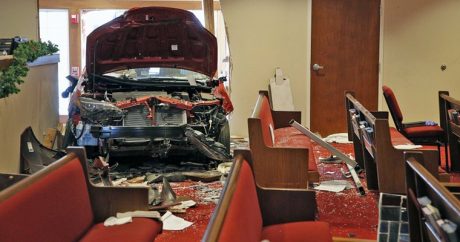 Машина протаранила церковь: много пострадавших