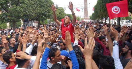 Самосожжение журналиста привело к массовым беспорядкам в Тунисе