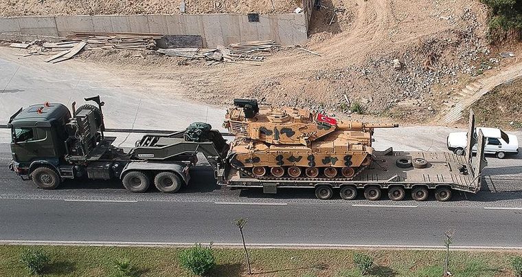 Турция продолжает стягивать военных и технику на границу с Сирией