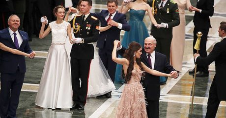 Александр Лукашенко станцевал вальс с «Мисс Беларусь» на новогоднем балу во Дворце Независимости