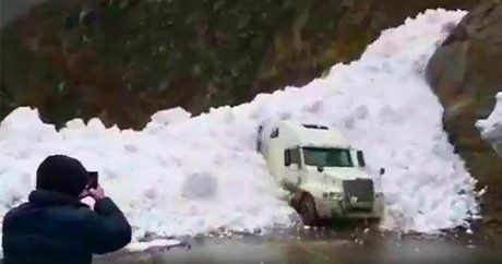 Лавина накрыла грузовик в Дагестане