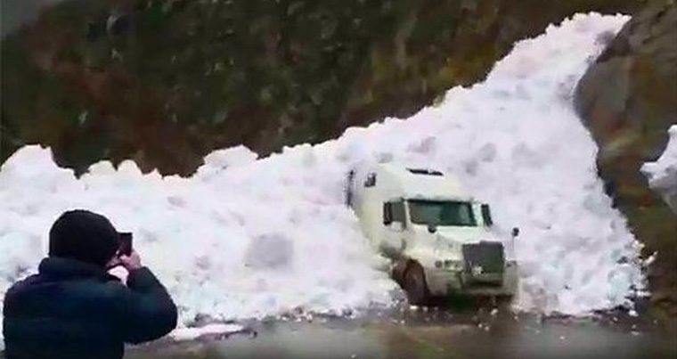 Лавина накрыла грузовик в Дагестане — ВИДЕО