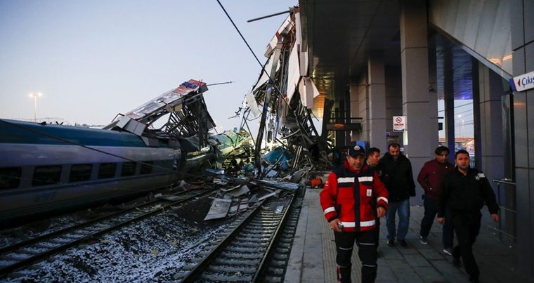 В Анкаре потерпел крушение пассажирский поезд