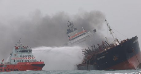 На нефтяном танкере возле Гонконга произошел взрыв