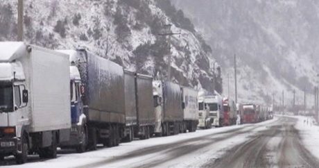 Снегопад отрезал Грузию и Армению от России