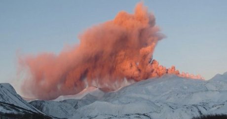 На Курилах вулкан Эбеко выбросил пепел на 1,5 километра