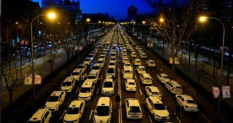 Таксисты заблокировали основную автомагистраль Мадрида