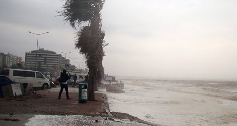 Турецкая Анталья оказалась во власти разрушительного шторма — Видео