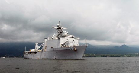 В Черное море идет большой десантный корабль ВМС США