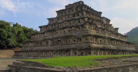 Археологи заявили об обнаружении гигантской пирамиды в джунглях Индонезии