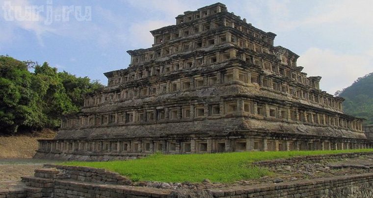 Археологи заявили об обнаружении гигантской пирамиды в джунглях Индонезии