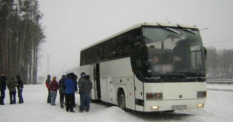 В России спасатели эвакуировали азербайджанцев из сломавшегося микроавтобуса