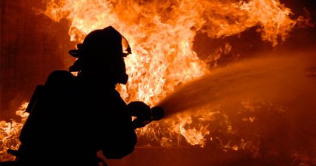В Хатаинском районе 15 человек эвакуировали из горящего дома