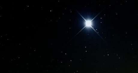 Единственная звезда, название которой упомянуто в Коране  Подробнее: https://islam-today.ru/obsestvo/nauka-i-tehnologii/edinstvennaa-zvezda-nazvanie-kotoroj-upomanuto-v-korane/