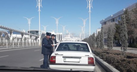 В Ашхабаде полиция отбирает водительские права у женщин
