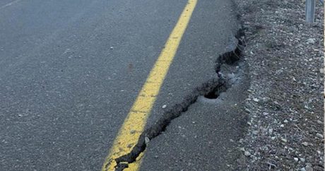 После землетрясения на автодорогах зарегистрированы трещины и оползни — ФОТО