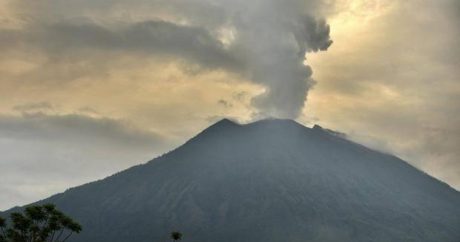 Извержение вулкана с высотой выброса до 5 метров