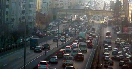В Баку перевернулась машина: возникла большая пробка