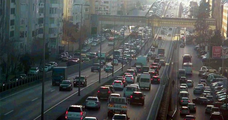 В Баку перевернулась машина: возникла большая пробка