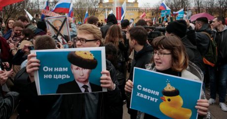 Половина россиян заявила, что Путин на «неверном пути» — Опрос