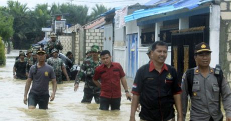 Наводнения в Индонезии унесли уже 77 жизней