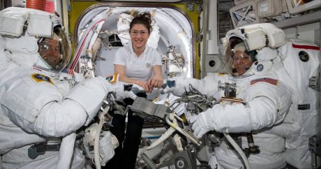 Первый в истории выход в открытый космос двух женщин отменили из-за размера скафандра