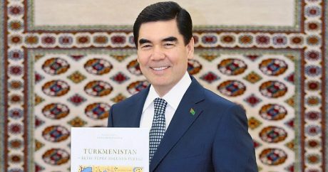 В Туркменистане школьников обязали купить книги президента и сдать в школу