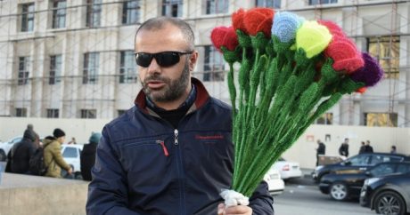 В Баку обокрали дом слепого продавца цветов