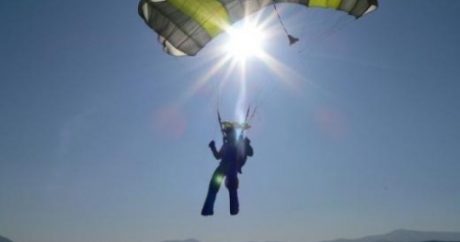 Мужчина установил мировой рекорд, прыгнув с парашютом в -30°C в шортах