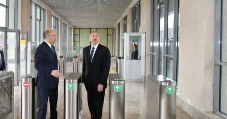 Ильхам Алиев в бакинском метро — ФОТО
