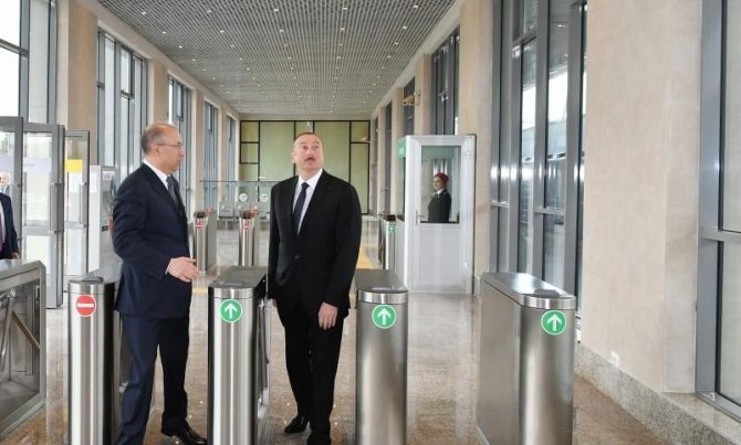 Ильхам Алиев в бакинском метро — ФОТО
