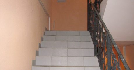 В Баку 54-летний мужчина упал с лестницы и умер