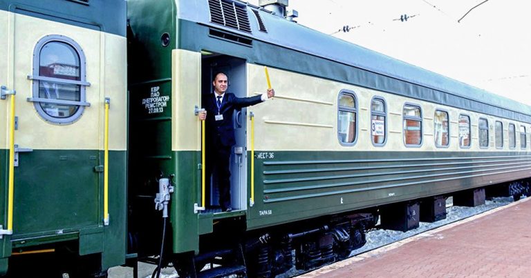 Поезд Тбилиси-Баку задержали на границе