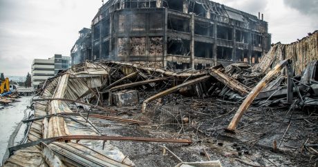 Владельцы пяти магазинов в сгоревшем ТЦ Diqlas обратились за компенсацией