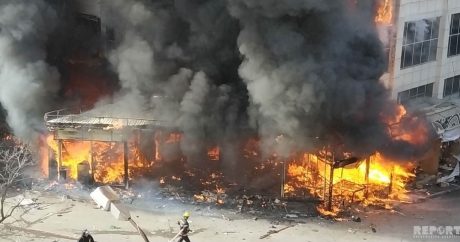 На место пожара в Баку прибыли официальные лица