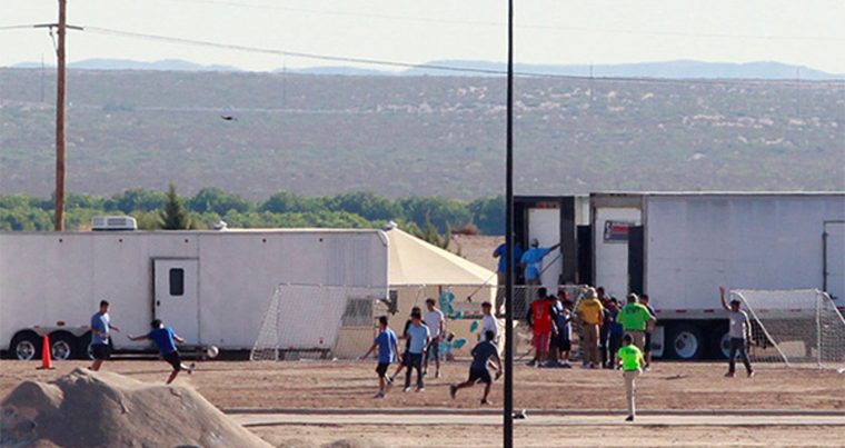 Работников мигрантских лагерей в США заподозрили в насилии над детьми