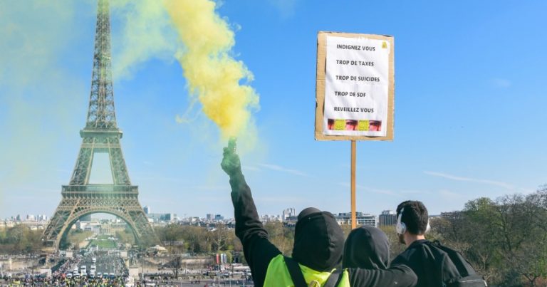 Не сдержались: полиция применила газ против «желтых жилетов»