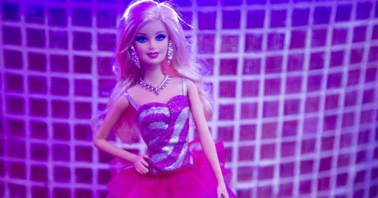 Девушка потратила тысячи фунтов, пытаясь стать куклой Барби